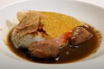  Uova fresche affogate con salsa di tartufo Sot l'y laisse (sopracoscia di pollo) con scorza di pollo croccante