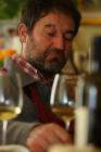 Moreno Coronica con un bicchiere di vino in mano