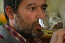 Moreno Coronica sorseggia un bicchiere di vino