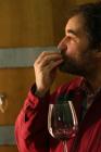 Moreno Coronica con un bicchiere di vino in mano