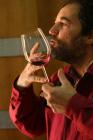 Moreno Coronica mit einem Glas Wein in der Hand