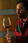 Moreno Coronica mit einem Glas Wein in der Hand