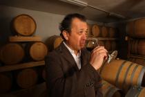 Miroslav Plišo trinkt ein Glas Wein im Weinkeller der Stancija Meneghetti