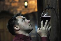 Denis Zigante con un bicchiere di vino in mano