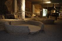  Antike Olivenpresse in der Arena von Pula