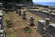 Reste von eine antiken Öhlmühle auf den Brioni Inseln
