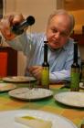 Duilio Belić gießt das Olivenöl aufs Brot