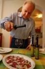 Duilio Belić versa l'olio d'oliva sul pane